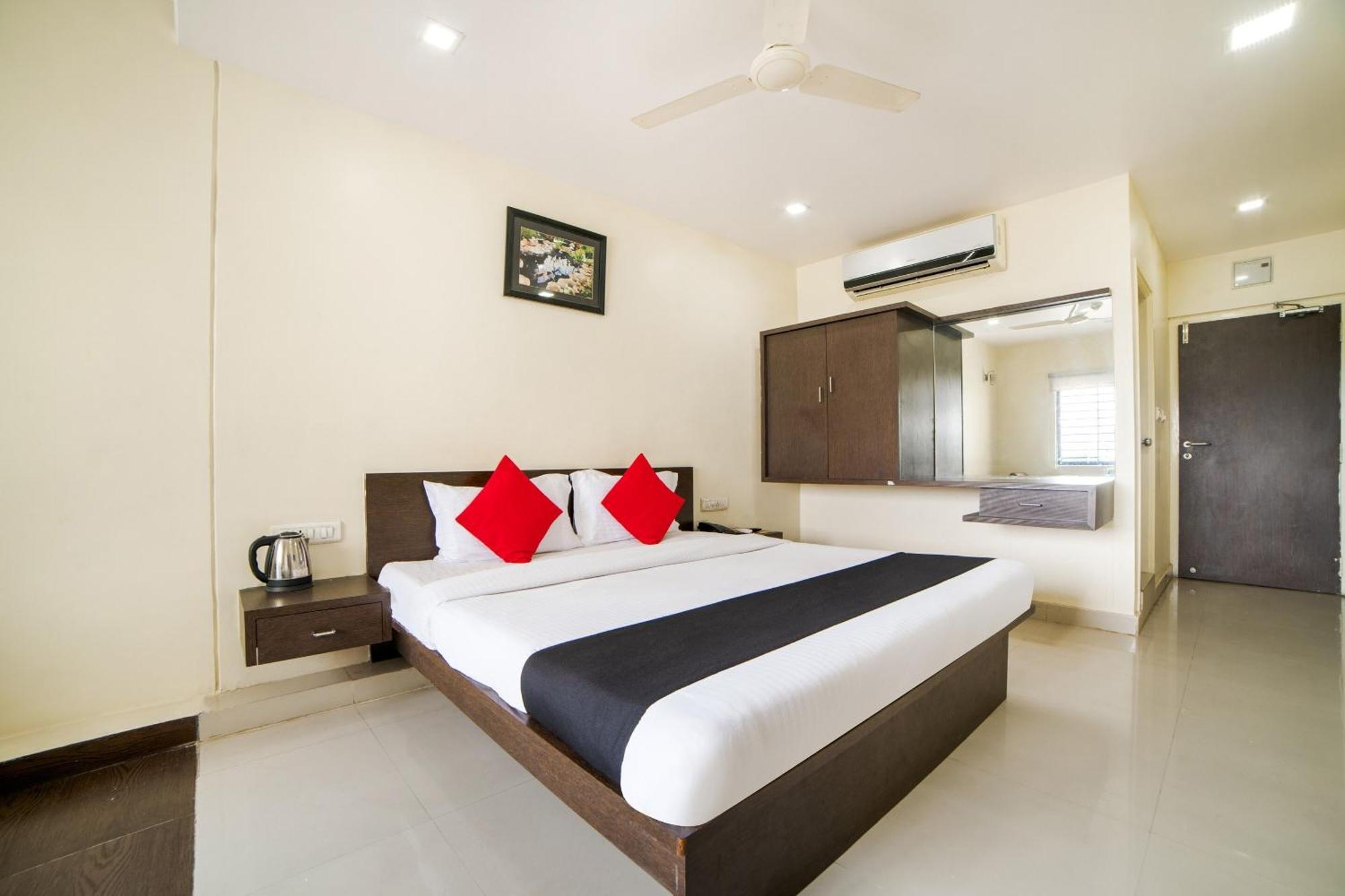 Capital O 62166 Raaga Grand Hyderabad Exterior foto